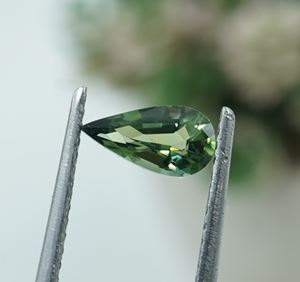 พลอยไพลินสีเขียวอมฟ้าธรรมชาติทรงหยดน้ำ ขนาด 7.4x4x3 มม. น้ำหนัก 0.63 กะรัต สำหรับทำเครื่องประดับที่ไม่เหมือนใคร - Product Image 5