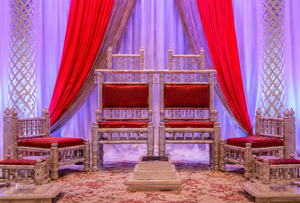 Elegante Mandap de Fibra con Cortinas Rojas y Blancas, Gracioso Mandap de Cristal para Bodas Jain - Product Image 4