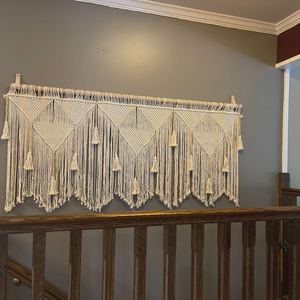 Décoration murale en macramé fait main, style bohème, avec franges à pompons, en matériaux naturels, pour la maison ou le bureau. - Product Image 5