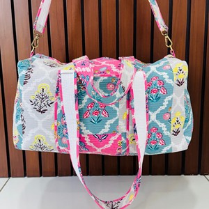 Sac de voyage matelassé à motif floral, grande capacité, fermeture éclair, sac fourre-tout pour femme - Product Image 1