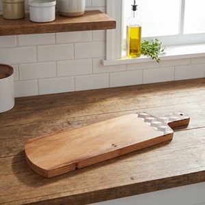 Tabla de cortar larga de madera de suar de grado alimenticio con incrustaciones de cáscara de coco en negro y blanco, diseño de ajedrez en marrón claro para cocina y comedor. - Product Image 3
