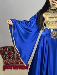 Auténtico Vestido Tradicional Afgano de Terciopelo Azul con Exquisitos Bordados Plateados y Paneles de Cuentas Hechos a Mano - Product Image 4