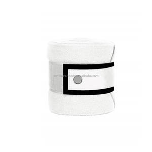 Bandages de jambe équestres en polaire blanche avec bordure noire et fermeture à bouton-pression - Product Image 2