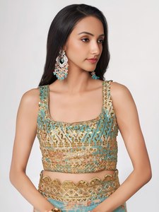 Sari en soie bleu ciel avec imprimé floral et bordure brodée or, tenue de mariage indienne traditionnelle pour femmes - Product Image 6