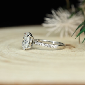 Anillo de Compromiso de Plata 925 con Baño de Oro y Moissanita, Diseño de Halo Oculto con Corte Brillante - Joyería Fina para Mujer - Product Image 6