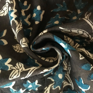 CHHAAPE Tela de Algodón Estampada a Mano para Mujer, Diseño Floral Azul Índigo sobre Base Negra - Product Image 2