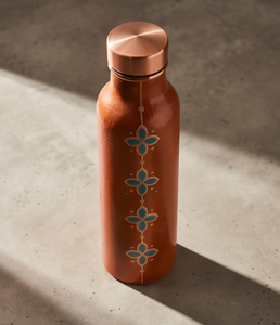 Botella de Agua de Cobre Pintada con Esmalte Ayurvédico Premium, Diseño Artístico de Cuatro Pétalos, Botella Deportiva Metálica a Prueba de Fugas, Fabricante OEM - Product Image 3