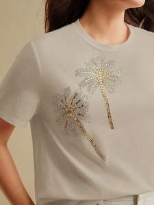 เสื้อยืดแขนสั้นผ้าฝ้ายสีเทาชาร์โคลลายปักเชือกสีส้มแบบนามธรรม คอกลม สำหรับผู้หญิง สวมใส่ได้ทุกวันในช่วงฤดูร้อน - Product Image 2