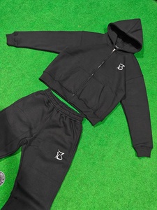 Ensemble de survêtement noir 500 GSM avec broderie, sweat à capuche zippé et pantalon de jogging ample à jambe droite en molleton 100% coton - Product Image 2