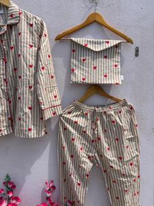 Conjunto de pijama de algodón con estampado de corazones y rayas para mujer, camisa con botones y pantalones con cintura elástica - Product Image 5