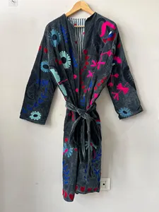 Chaqueta Larga de Terciopelo Gris de Lujo, Bordada con Diseño Floral, Estilo Prairie Chic para Mujer, Cuello Redondo, Manga Larga, Ropa de Invierno - Product Image 2