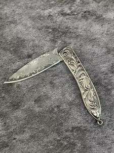 Couteau pliant Shadow Hawk avec lame noire finition Stonewashed, mécanisme de verrouillage sécurisé et poignée ergonomique pour un usage quotidien - Product Image 5