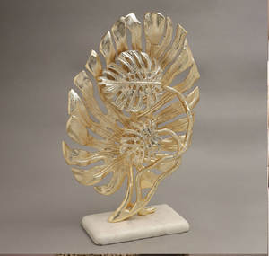 Juego de dos soportes de hojas de palma doradas sobre bases de piedra blanca moteada en diferentes alturas. Disponible a precios de mayorista. - Product Image 6