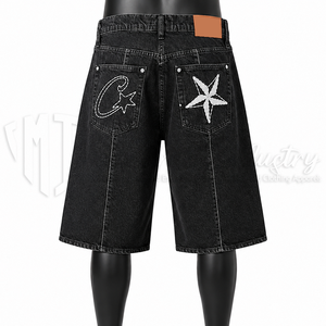 Shorts en jean noir pour homme en coton biologique, logo imprimé sur le devant, coupe ample, longueur genou, style streetwear décontracté, haute couture - Product Image 2