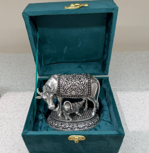 Figura de vaca y ternero de alta calidad (con plataforma) con caja de terciopelo, ídolo artesanal de vaca y ternero en latón, decoración tradicional india para el hogar. - Product Image 4