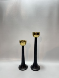 Juego de Portavelas Modernos de Aluminio en Dos Tonos, Negro y Dorado, 2 Portavelas Cónicos Tipo Tulipán, Elegantes Centros de Mesa Decorativos - Product Image 1