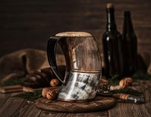 Mug en corne artisanal personnalisé avec gravure viking, en céramique, hautement poli, en corne naturelle d'Inde, pour vin et bière - Product Image 2