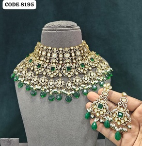 Parure de bijoux de mariée de luxe Ping Bling : Collier ras-du-cou Kundan vert, boucles d'oreilles assorties, perles de zircon, plaqué or antique pour femme - Product Image 3