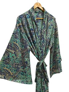 Robe kimono de luxe en soie patchwork, cache-maillot de bain, tenue de nuit, longue robe, kimono indien vintage fait main en soie de sari recyclée - Product Image 3