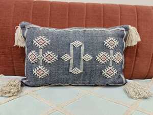 Funda de Cojín Lumbar Cuadrada Bordada a Mano con Diseño Tribal Geométrico Bohemio en Azul y Rosa con Borlas de Algodón para Uso Doméstico Antiácaros - Product Image 1