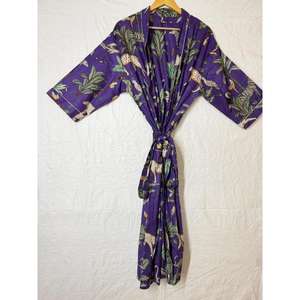 Batas Kimono de Algodón con Estampado de Selva Morada, Hechas a Mano, de Terciopelo de Algodón, para el Desayuno o el Té - Product Image 1