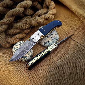 Navaja de Bolsillo Plegable de Estilo Artesanal de Lujo con Hoja con Patrón de Damasco y Mango de Micarta para Uso Diario y al Aire Libre - Product Image 1