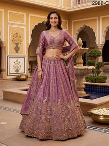 Dhwaja Export Heavy Designers pour Lehenga Choli de mariage traditionnel en soie, avec travail manuel et motif paon - Product Image 3