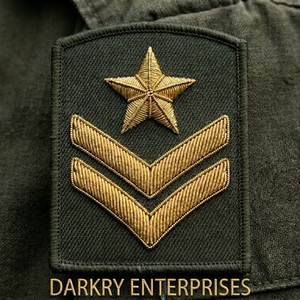 Parche bordado hecho a mano con forma de estrella y hilo de oro, emblema personalizado en forma de escudo sobre tela verde para trajes, chaquetas y insignias - Product Image 2