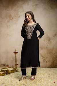Costume indien traditionnel noir de créateur en 3 pièces en soie Vichitra avec broderie lourde à sequins, comprenant un haut, un bas et un dupatta brodé - Product Image 3