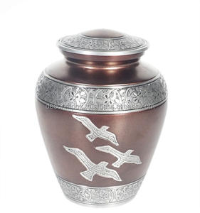 Urne de crémation unique avec un design de coucher de soleil. Les urnes de crémation sont des conteneurs utilisés pour contenir les restes incinérés d'une personne ou d'un animal de compagnie. - Product Image 6