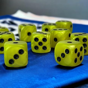 Jeu de dés en résine verte artisanale avec points noirs pour jeux de société, jeu de dés fait main pour jeux et jeux de table - Product Image 1