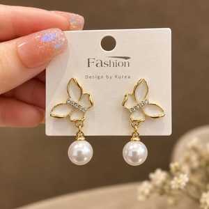 Boucles d'oreilles pendantes en forme de papillon plaqué or avec perles et strass pour femmes - Product Image 2