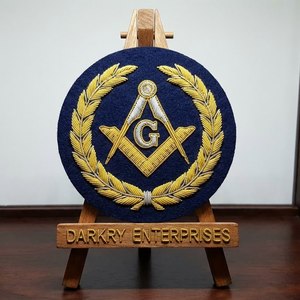 Écusson personnalisé fait main en fil d'or, motif croix maçonnique et couronne, emblème de blazer en velours bleu, patch uniforme - Product Image 3