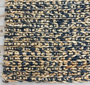 พรมทอมือจากเส้นใยปอกระเจาธรรมชาติ ลายเส้นนามธรรม สไตล์โมเดิร์น สีกรมท่า-น้ำตาล  แบบถักทอหนา  ใช้ได้สองด้าน เป็นมิตรกับสิ่งแวดล้อม เหมาะสำหรับห้องนั่งเล่นหรือพื้นที่สวดมนต์ - Product Image 4