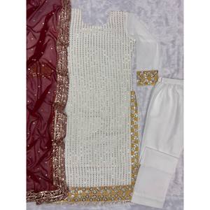 Ensemble de costume en mousseline de soie de créateur avec broderie fantaisie et travail de sequins - Product Image 5
