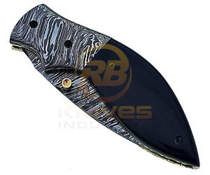 Cuchillo plegable multifuncional de supervivencia para exteriores hecho a mano en acero de Damasco con mango de cuerno de búfalo y funda de cuero. - Product Image 5