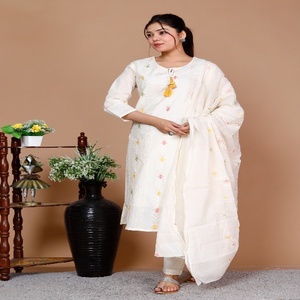 Conjunto de Kurta de Boda Tradicional de Algodón Blanco Elegante para Mujer NIYANI, Bordado Floral Delicado, Dupatta Suave, Ropa Étnica de Rajasthan - Product Image 3