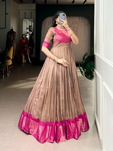 Robe longue/Maxi/Robe en coton mélangé enrichi par un tissage Zari classique et une doublure en soie pour festival ou événement - Product Image 2