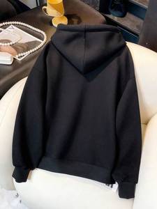เสื้อฮู้ดดี้ผู้ชายพิมพ์ลายตัวอักษรประดับคริสตัลสีดำ ผ้าฝ้ายฟลีซทรงโอเวอร์ไซส์ สตรีทแวร์ หนานุ่ม รับผลิตตามสั่ง OEM จากโรงงานเสื้อผ้า - Product Image 3