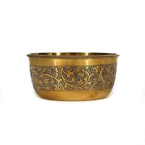 Tazón Decorativo en Forma de Hoja Dorada con Grabado Floral Intrincado - Product Image 2