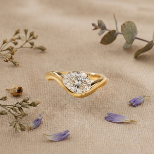 Anillo de Compromiso Minimalista con Moissanita en Forma de Pera Inclinada de 1.25CT en Oro de 14K - Product Image 5