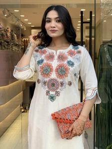 Suministro al por mayor de Kurti de algodón flexible con corte moderno y tela elástica para moda casual y de verano disponible al mejor precio. - Product Image 3