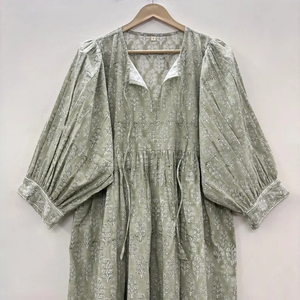 Robe décontractée mi-longue pour femme en coton tissé 100% uni, à manches courtes, taille empire, style babydoll, coupe ample et fonctionnelle à col en V oversize - Product Image 3