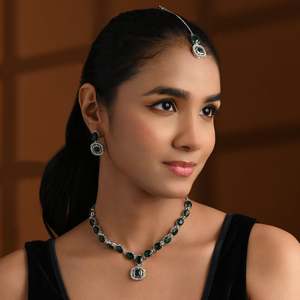 Ensemble de collier de mariée traditionnel en argent plaqué avec boucles d'oreilles, maang tika et bague pour femmes - Product Image 1