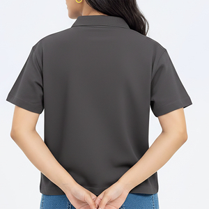 เสื้อยืดกอล์ฟผู้หญิงแขนสั้นแบบสวมใส่สบาย ระบายอากาศได้ดี เป็นมิตรกับสิ่งแวดล้อม ผลิตจากผ้าฝ้าย 100% รับผลิตแบบ OEM/ODM พร้อมปุ่มติดเสื้อตามสั่ง สำหรับฤดูร้อน - Product Image 2