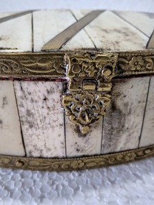 Ensemble de trois boîtes à bijoux en acrylique personnalisées, faites à la main, de luxe moderne, avec incrustations en os et laiton, style Suri - Product Image 4