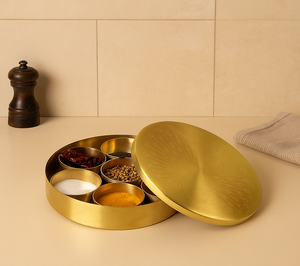 Caja de especias tradicional de latón con diseño de pavo real de 5 pulgadas, con siete recipientes, para almacenamiento en la cocina y como regalo. - Product Image 2