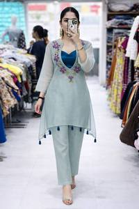 Set Kurti con ricami di paillettes su filo di organza di alta qualità, micro coppe interne, Kurti da 16 pollici, <span class=keywords><strong>pantaloni</strong></span> taglia unica, abbigliamento etnico. - Product Image 2