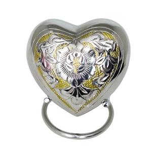 Elegante Urna Conmemorativa en Forma de Corazón Plateada y Dorada con Motivo Floral Grabado a Mano y Base Plateada - Product Image 1