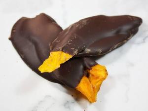 Tranches de mangue séchée biologique AD enrobées de chocolat, faible teneur en sucre (4,99%), parfumées et mûres, bouchées de fruits gourmands sucrés, préservées dans l'eau - Product Image 4